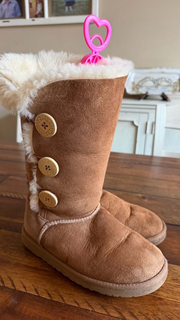UGG Bailey Button Triplet Chestnut Suede Sheepskin Boots 6